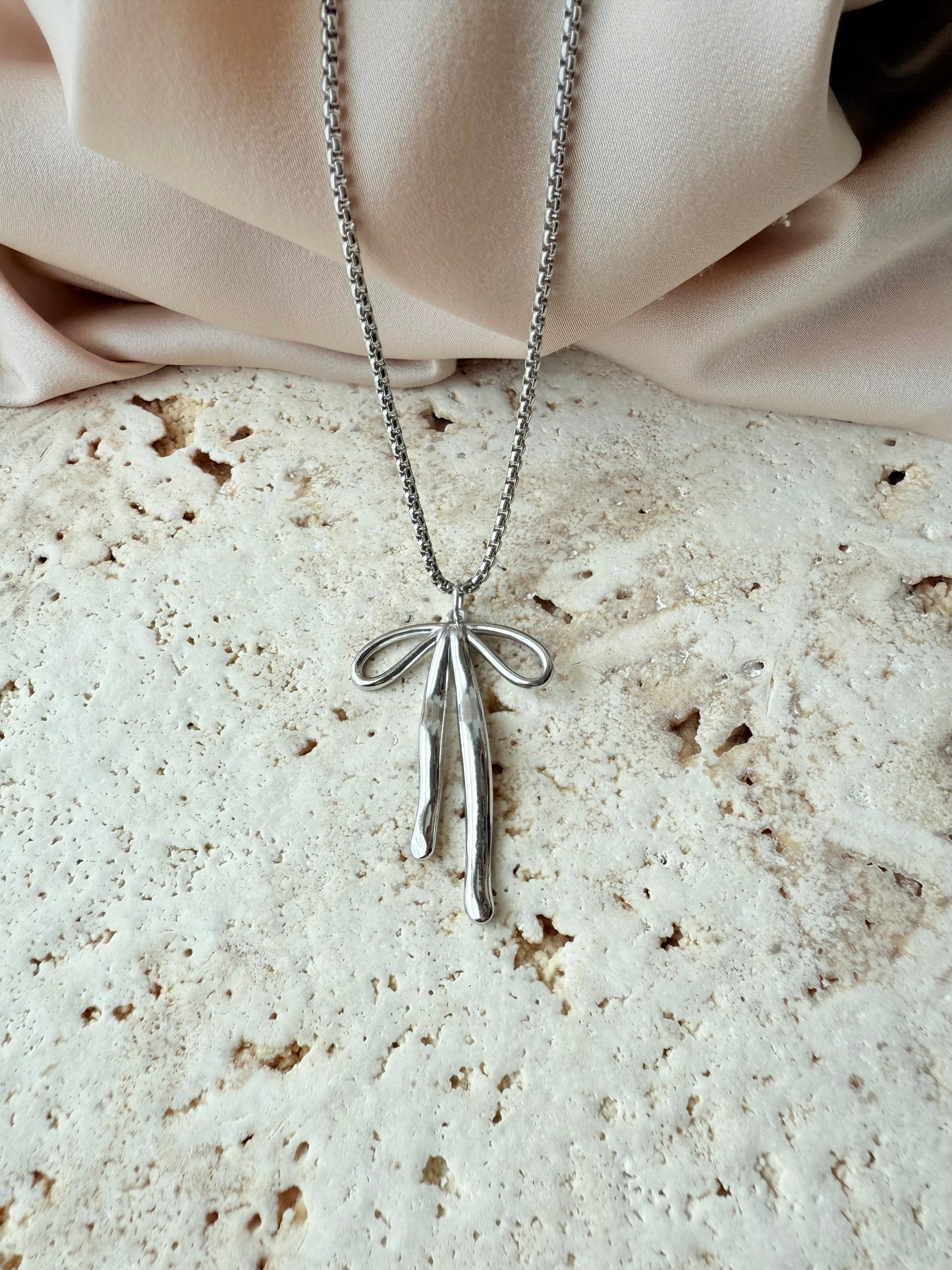 Le’ bow necklace