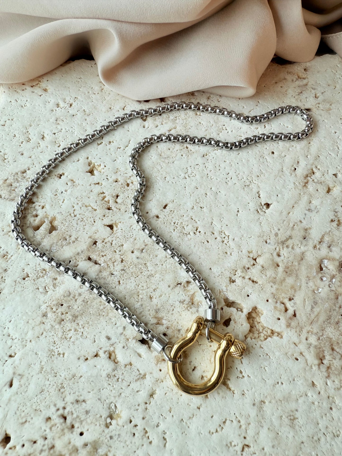 Clutch necklace
