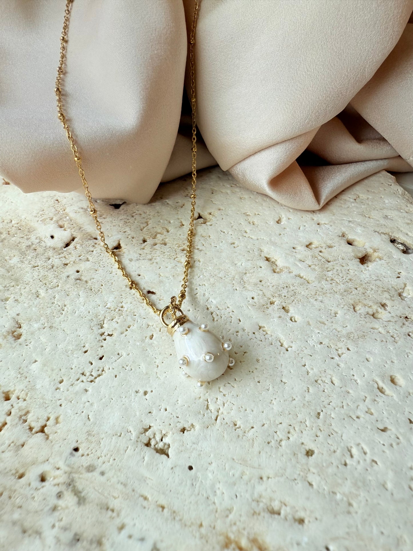 Gota perlada necklace
