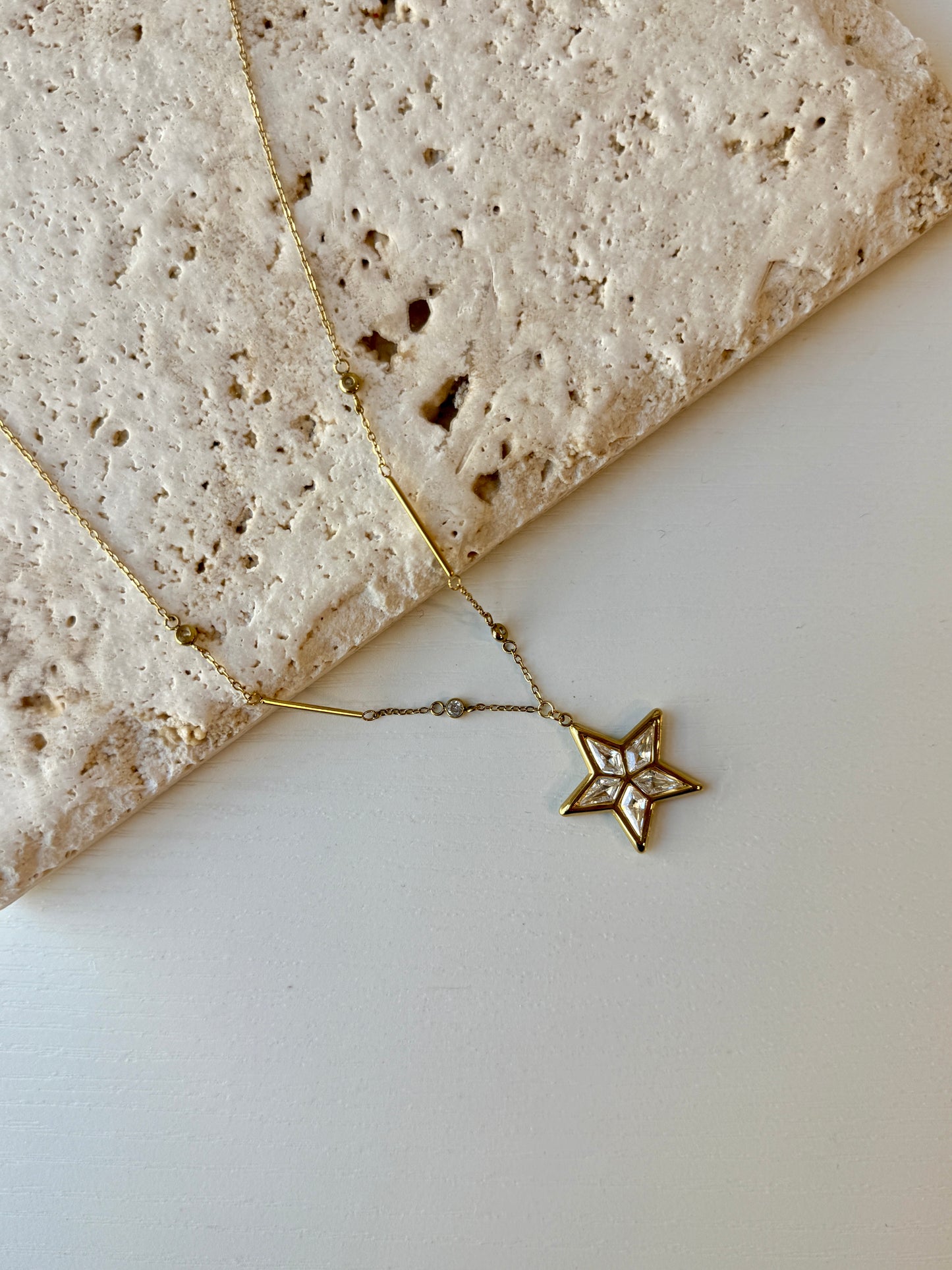 Dainty star necklace