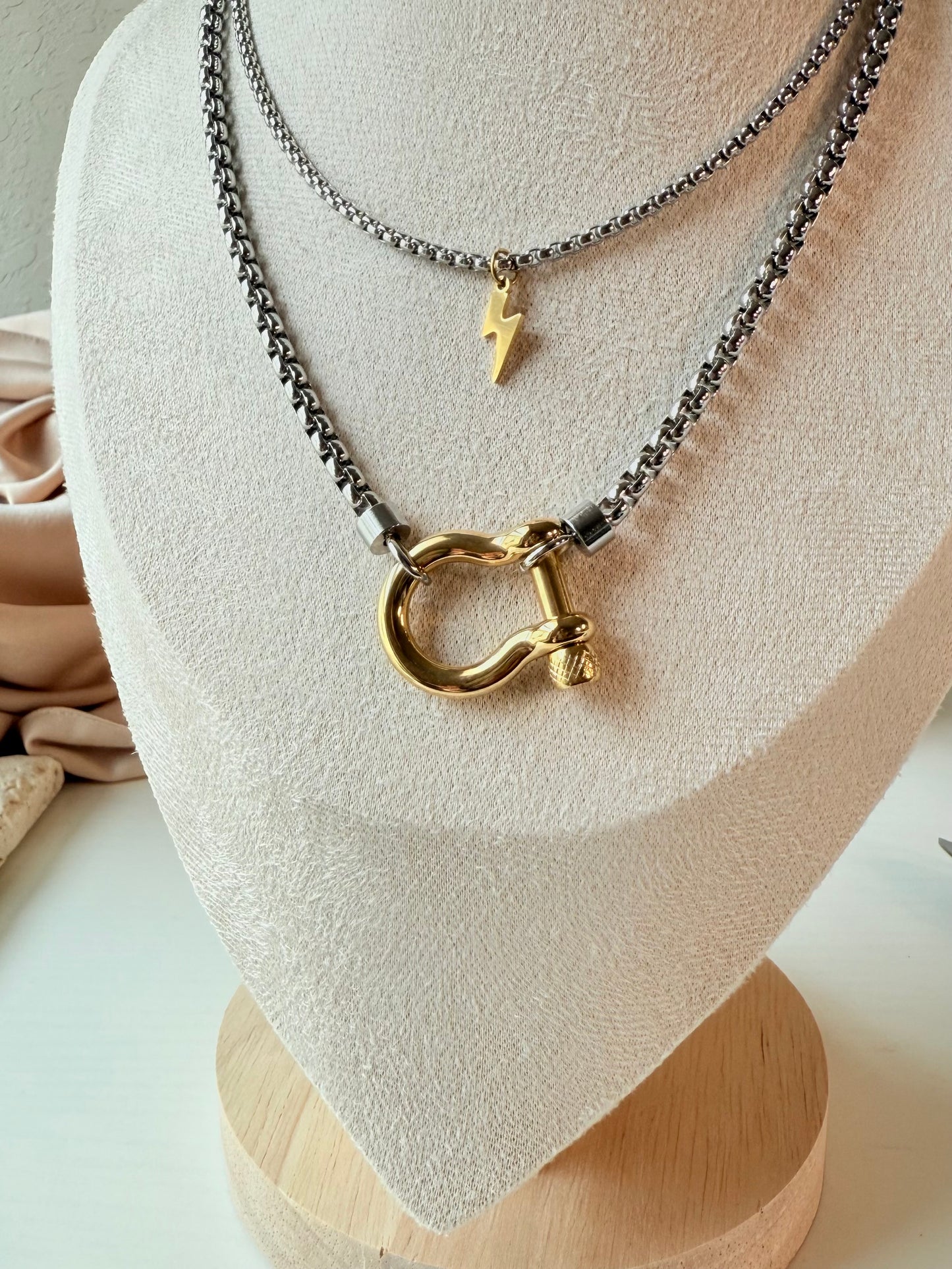 Clutch necklace