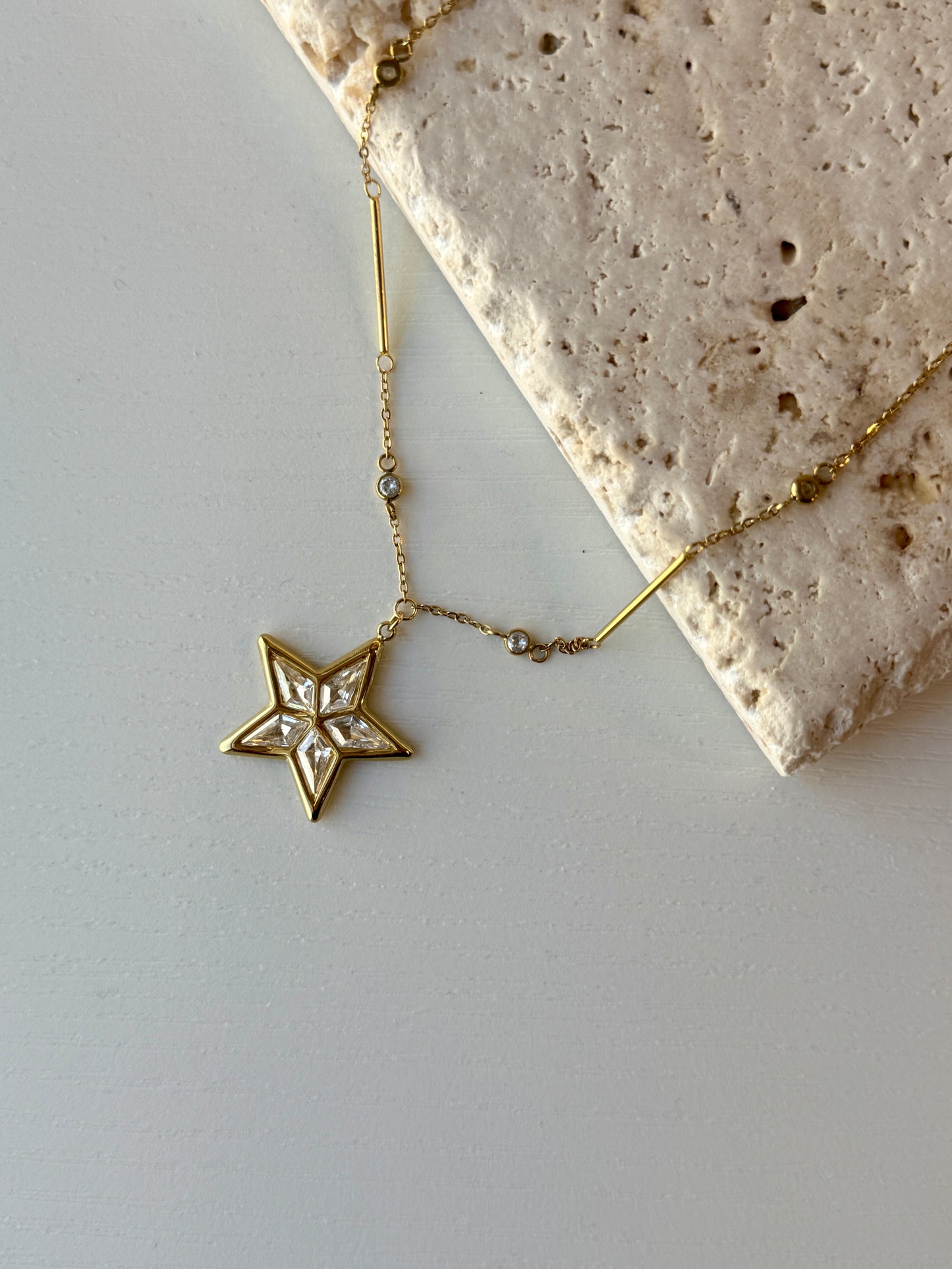 Dainty star necklace